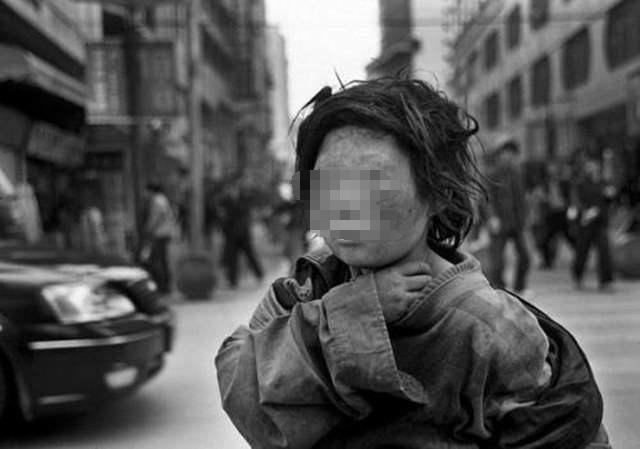 夫妻可怜小乞丐,每天给他一碗粥,一天小乞丐看见店里一幕报警了