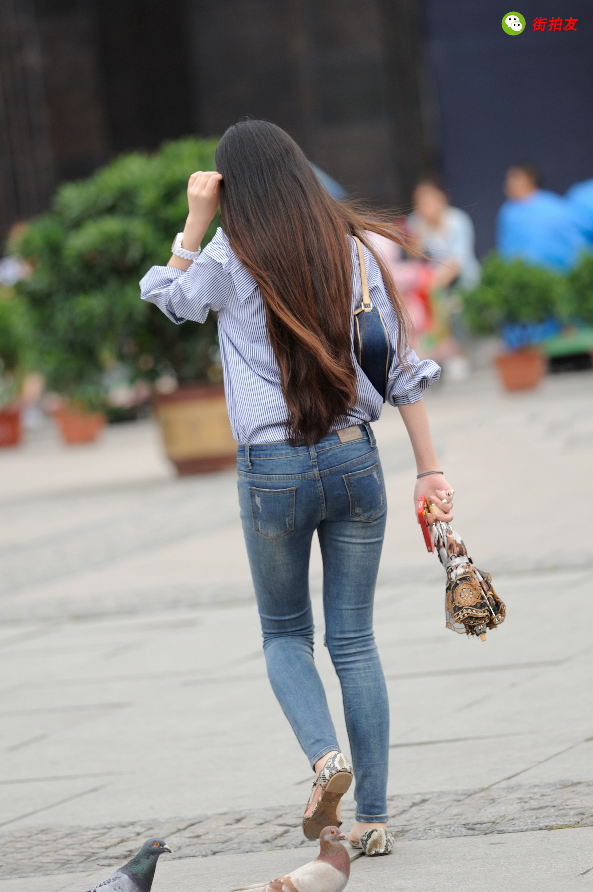 牛仔街拍牛仔裤破洞美女但是我却被她的衬衫吸引了