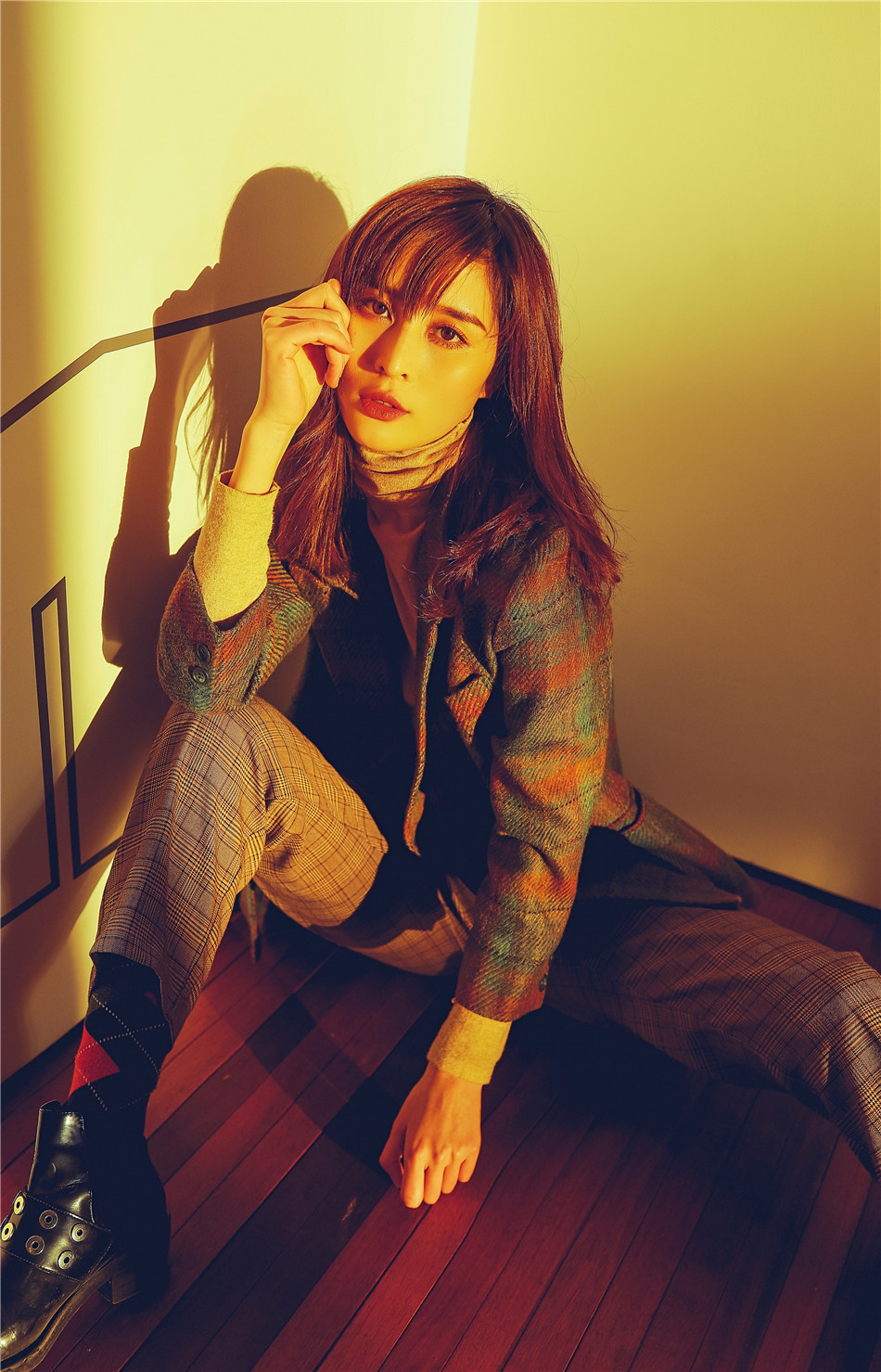 汤晶晶曝飒爽帅气写真 简约自在率性洒脱