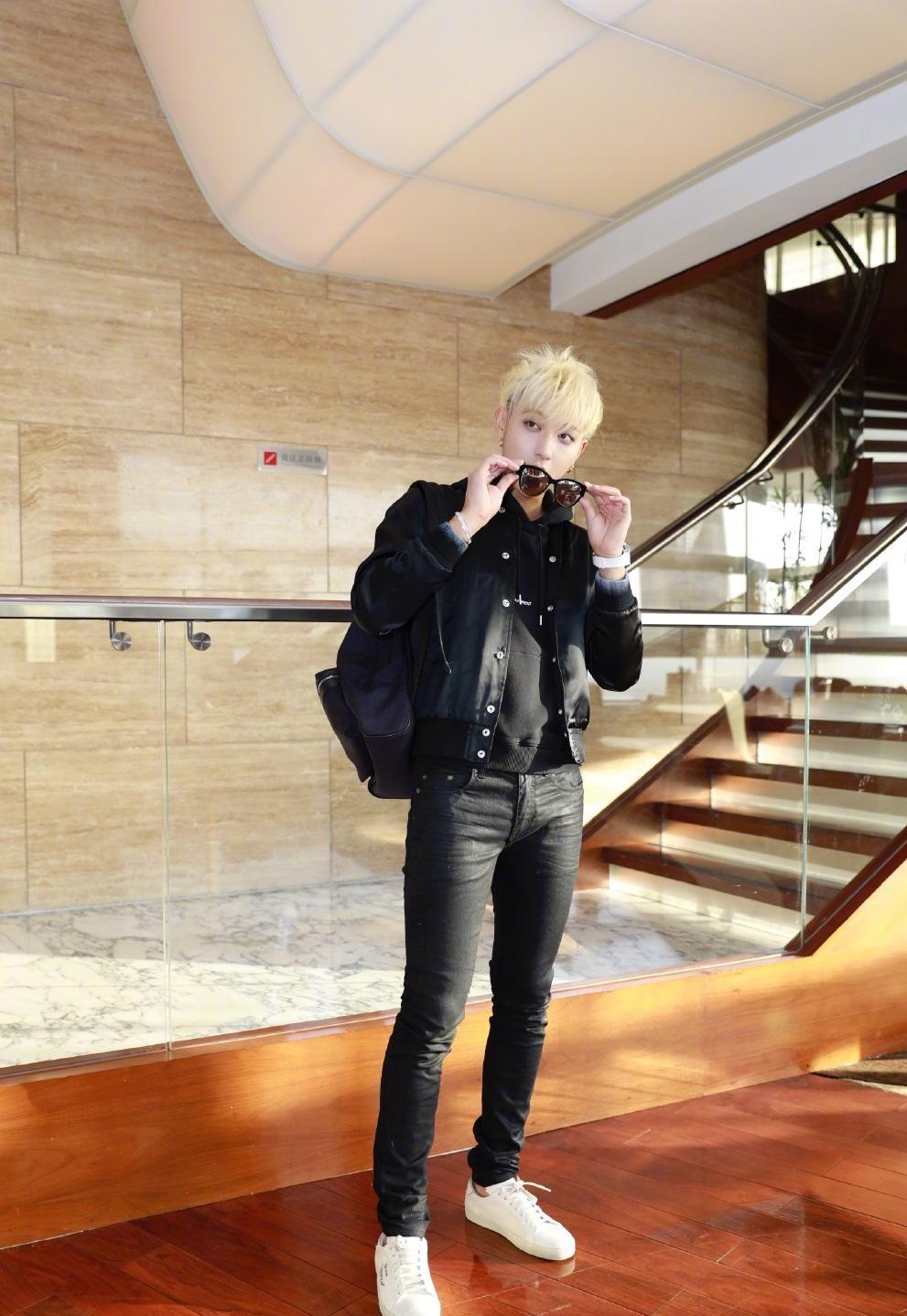 黄子韬黑色羊皮夹克现身机场, 撩头发动作太帅了, 爆灯爆灯