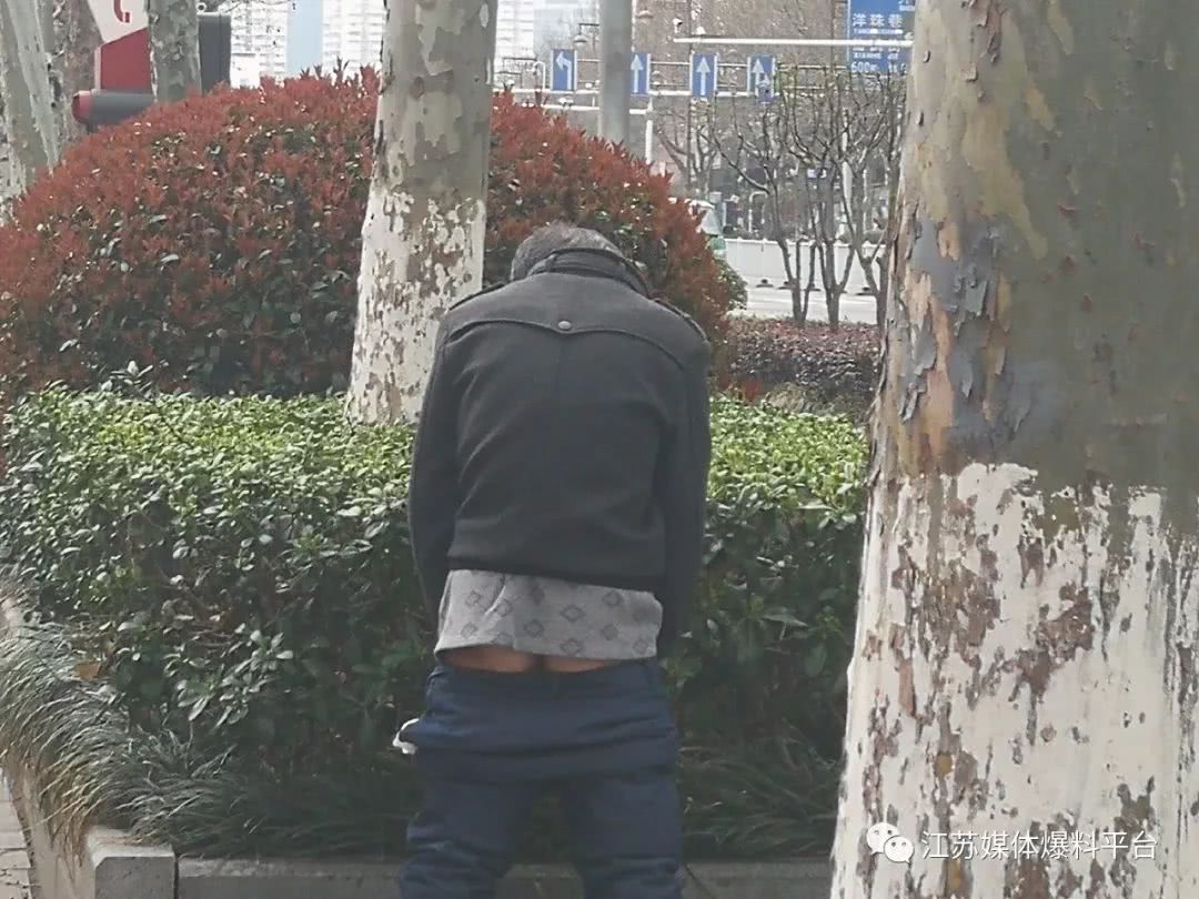哎……在马路上便溺的老人