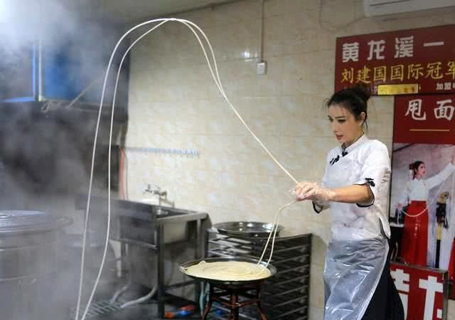 成都古装美女"甩面仙子"舞姿妖娆,走红网络