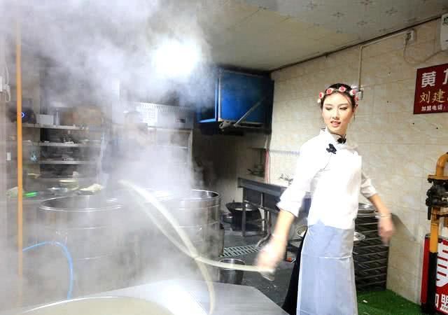 成都古装美女"甩面仙子"舞姿妖娆,走红网络|周莹|古装|走红_新浪新闻