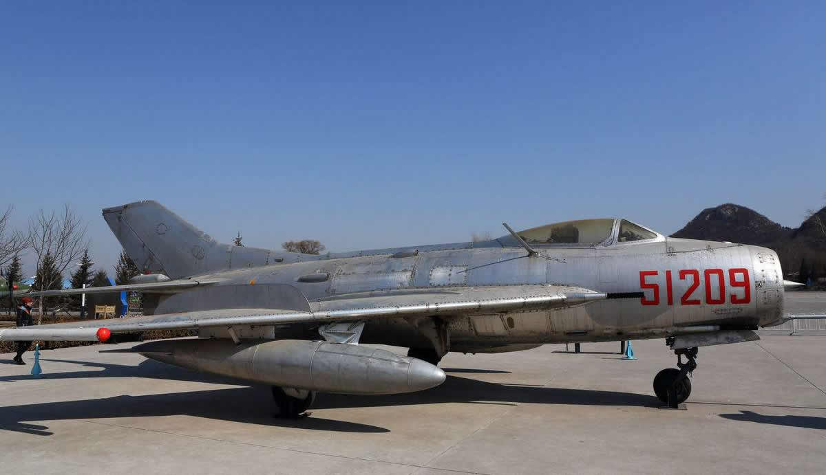 上到歼-6战斗机,下到59式坦克,退役军舰.