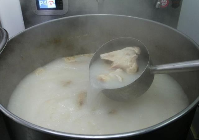 三十年面馆师傅熬大骨汤时牢记这4点技巧学会你也能做大厨