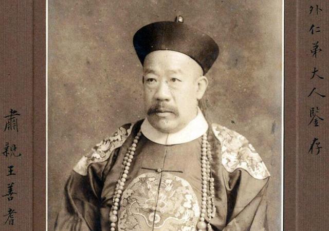 他是清朝的一位王爷，不允许子女做中国子民，为复辟大清倾家荡产