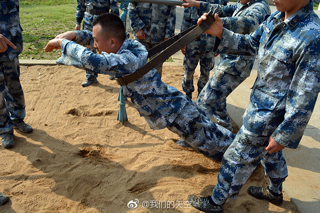 倒功训练高度危险,因此也是很多军人的噩梦
