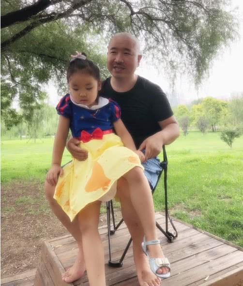 49岁王小利一家近照,老婆隐藏了整整18年,女儿长相让他发愁