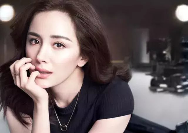 杨幂穿抹胸裙现身曼妙身材很撩人但没ps的照片暴露了真相