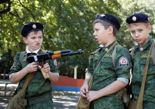 全木质ak,俄罗斯父亲送给儿子的礼物,刻板到成品仅花20分钟