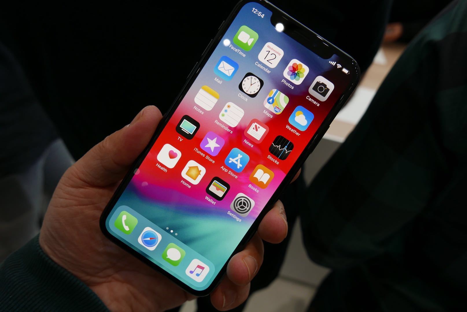 iphonexs系列现场上手图赏史上最大最贵的双卡iphone