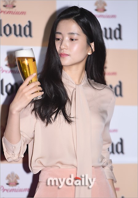 韩国女艺人金泰璃首尔出席啤酒品牌宣传活动
