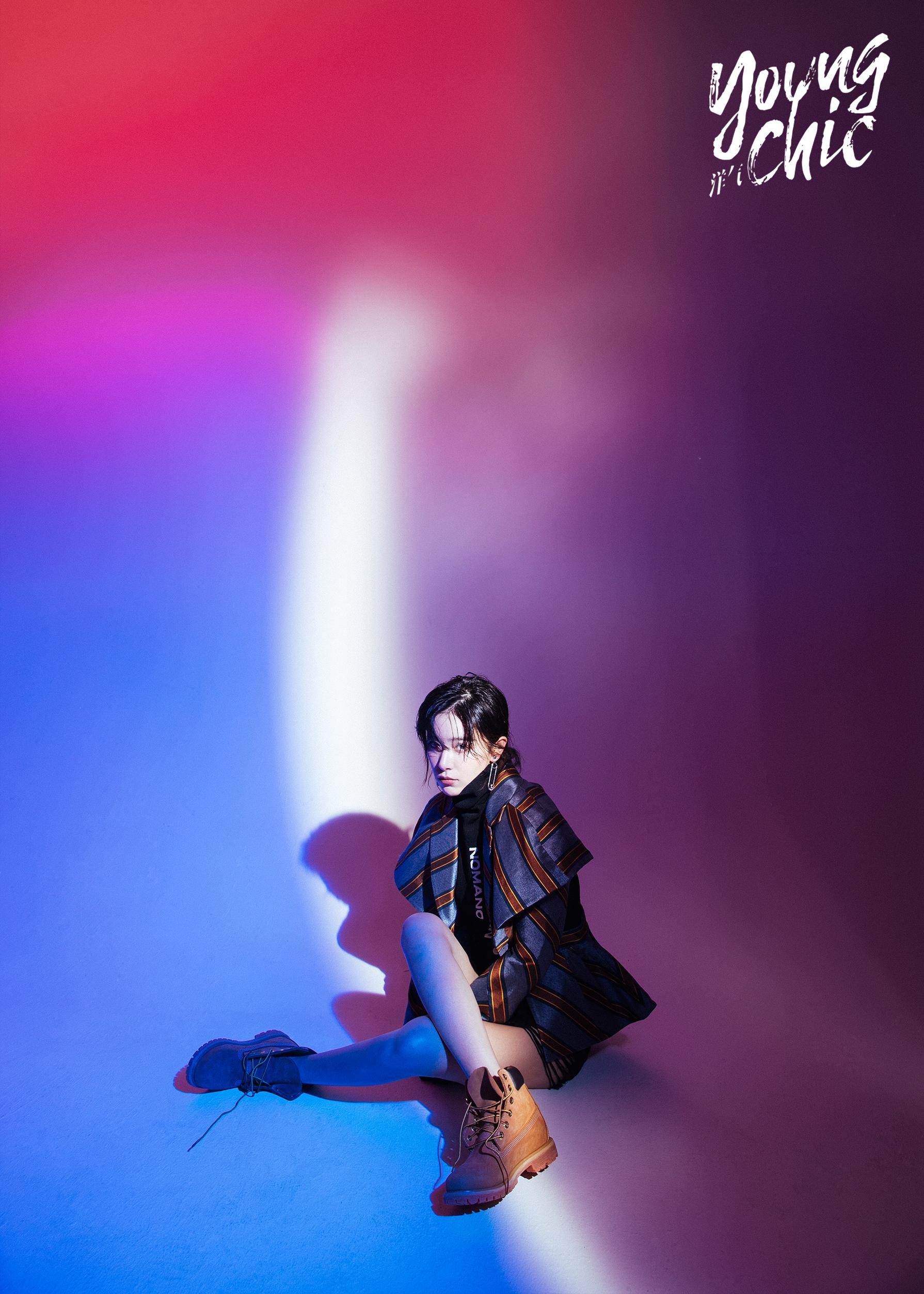 照片中,阚清子气质清冷风格百变,琥珀色的瞳孔与梦幻神秘的光影交相