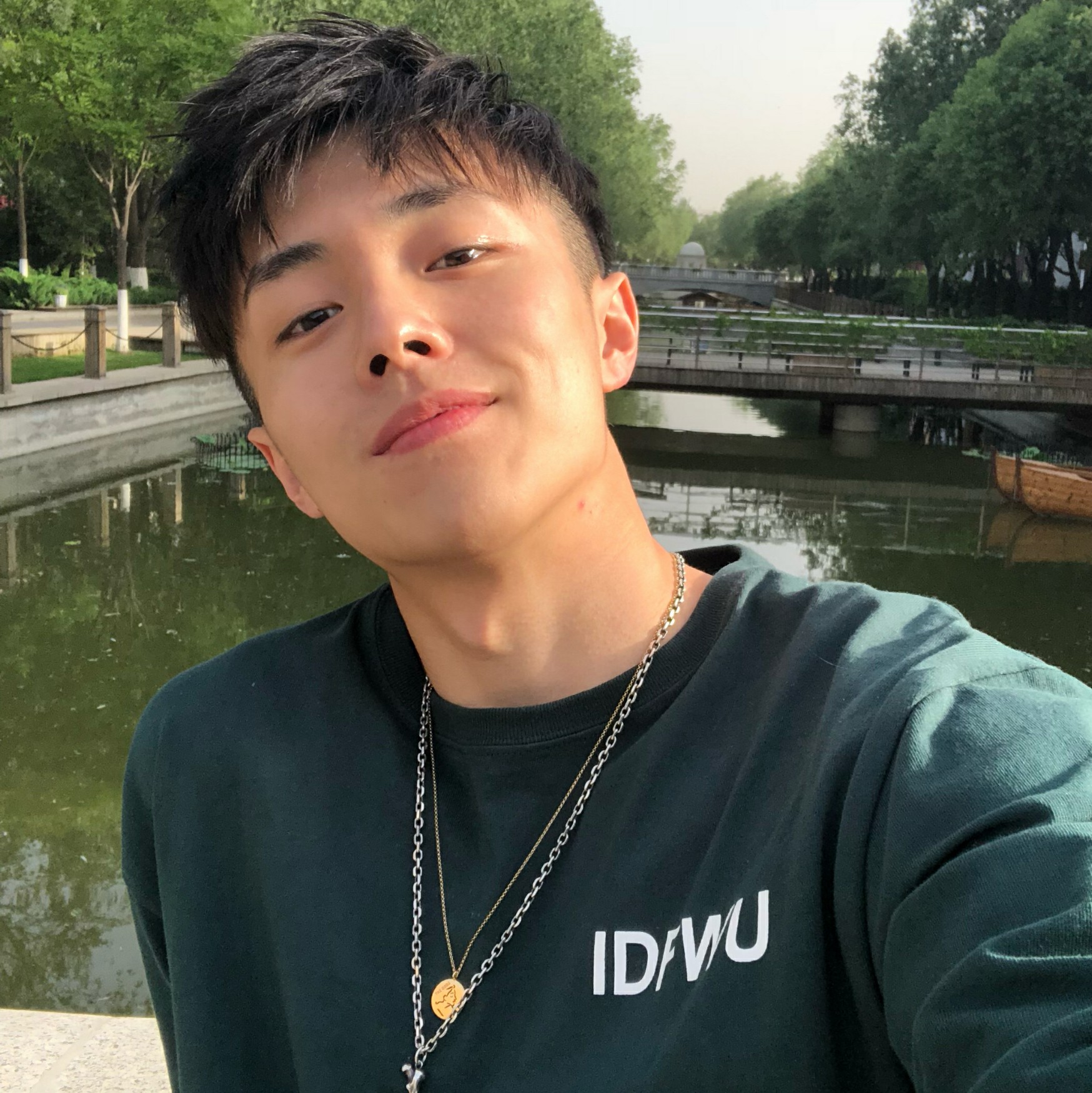 这痞帅痞帅的笑是心动的感觉啊