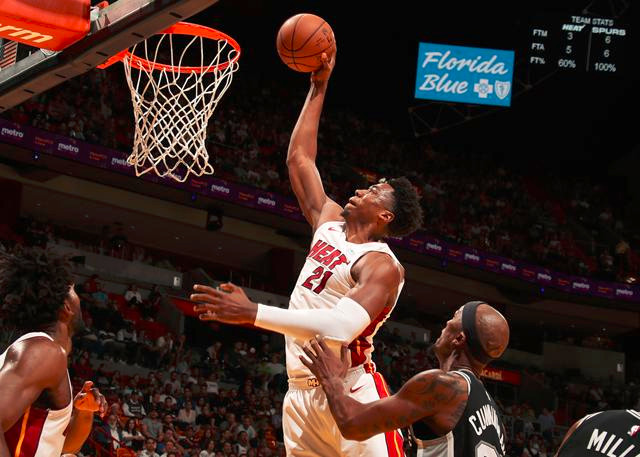 怀特塞德暴砍29分20板9盖帽,只差1分1盖帽就能比肩火箭名宿!