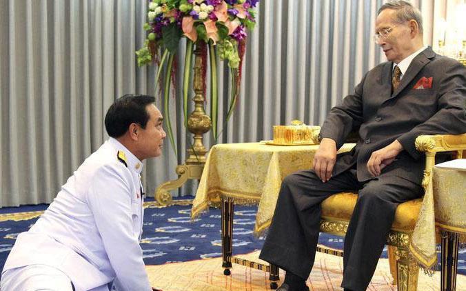 这是总理巴育拜见国王,足见对他的尊敬.