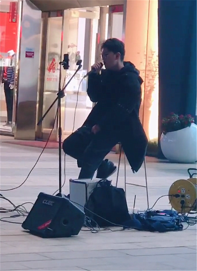 富二代开法拉利f430在深夜街头卖唱,路人看后称:唱得不错!