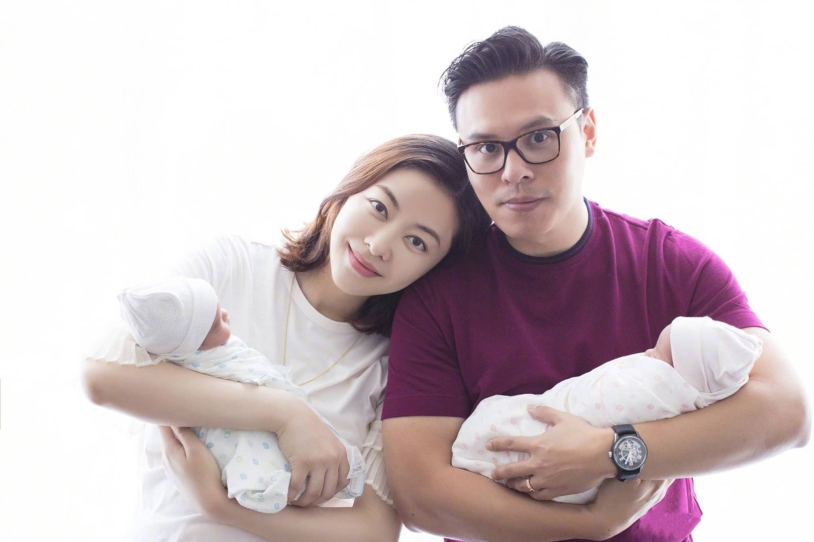 熊黛林双胞胎女儿百日宴,一个在哭,一个睁着大眼睛,太像爸爸了