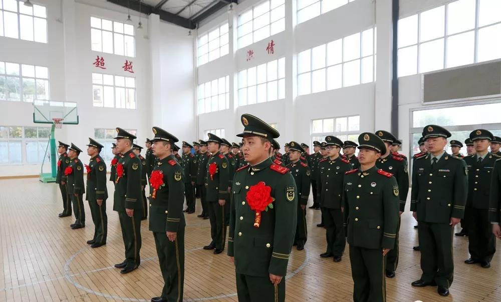 最后一个军礼!武警退伍老兵脱下军装 依依不舍告别队旗