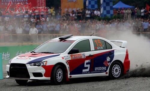 林志颖参加赛车比赛真的好帅 网友:这车一看就