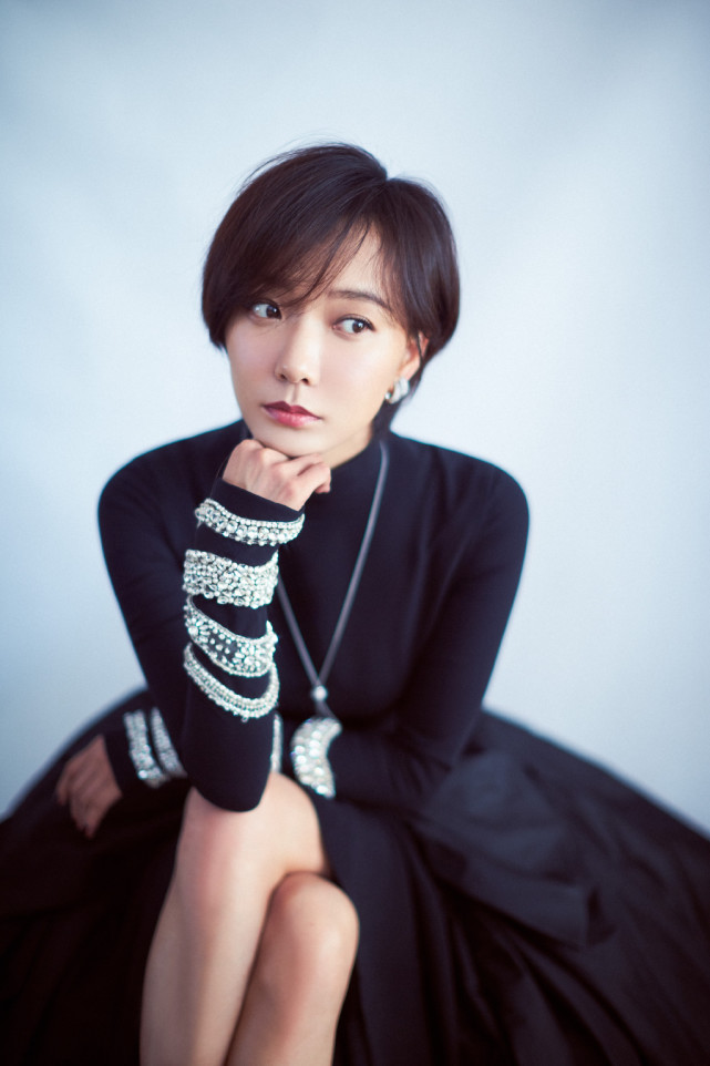 短发帅气迷人!|白百何|王珞丹|撞脸_新浪新闻