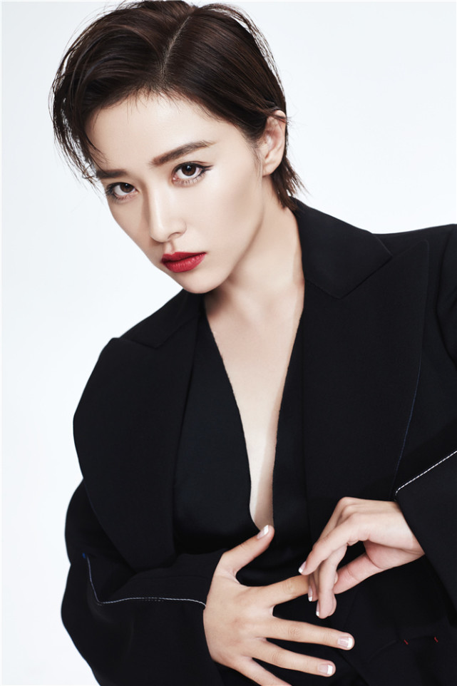 阚清子太疯狂了,领口的缝那么长那么深,网友:你男友吃醋了!