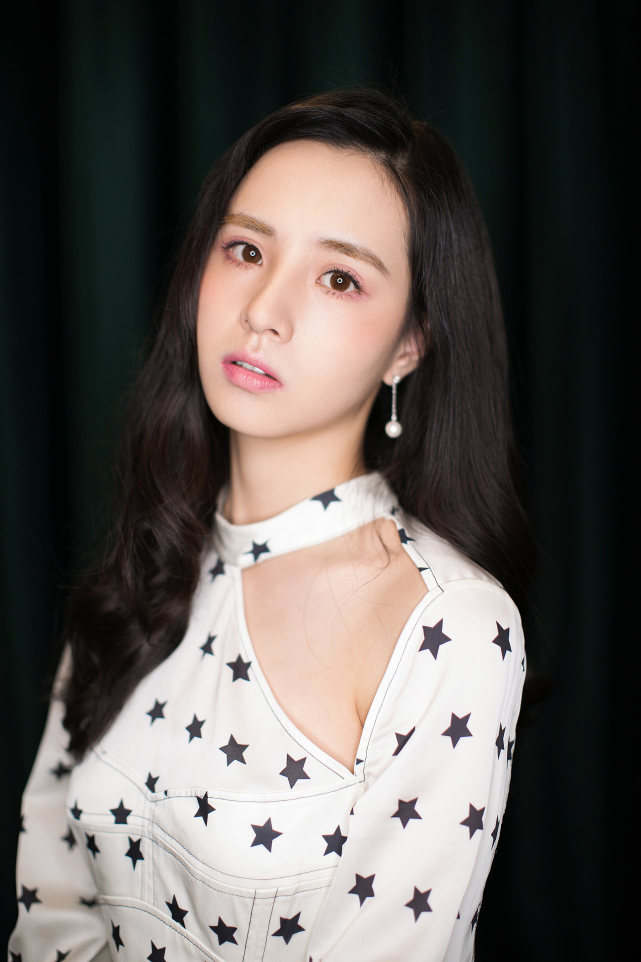 "国民非流量小花"蒋佳恩  甜美亮相2018春夏音乐时尚大秀