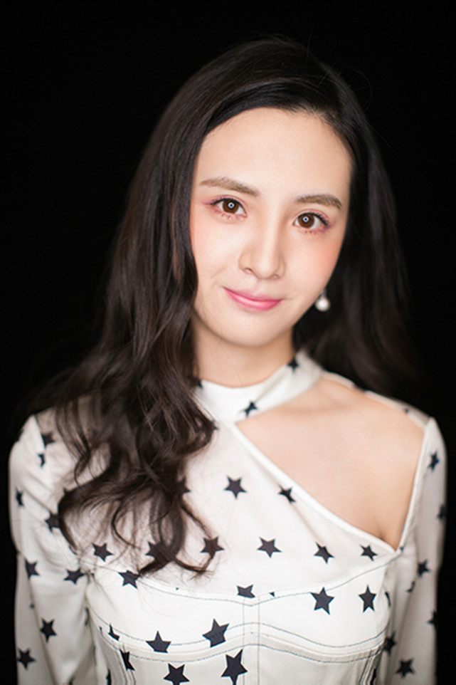 "国民非流量小花"蒋佳恩  甜美亮相2018春夏音乐时尚大秀