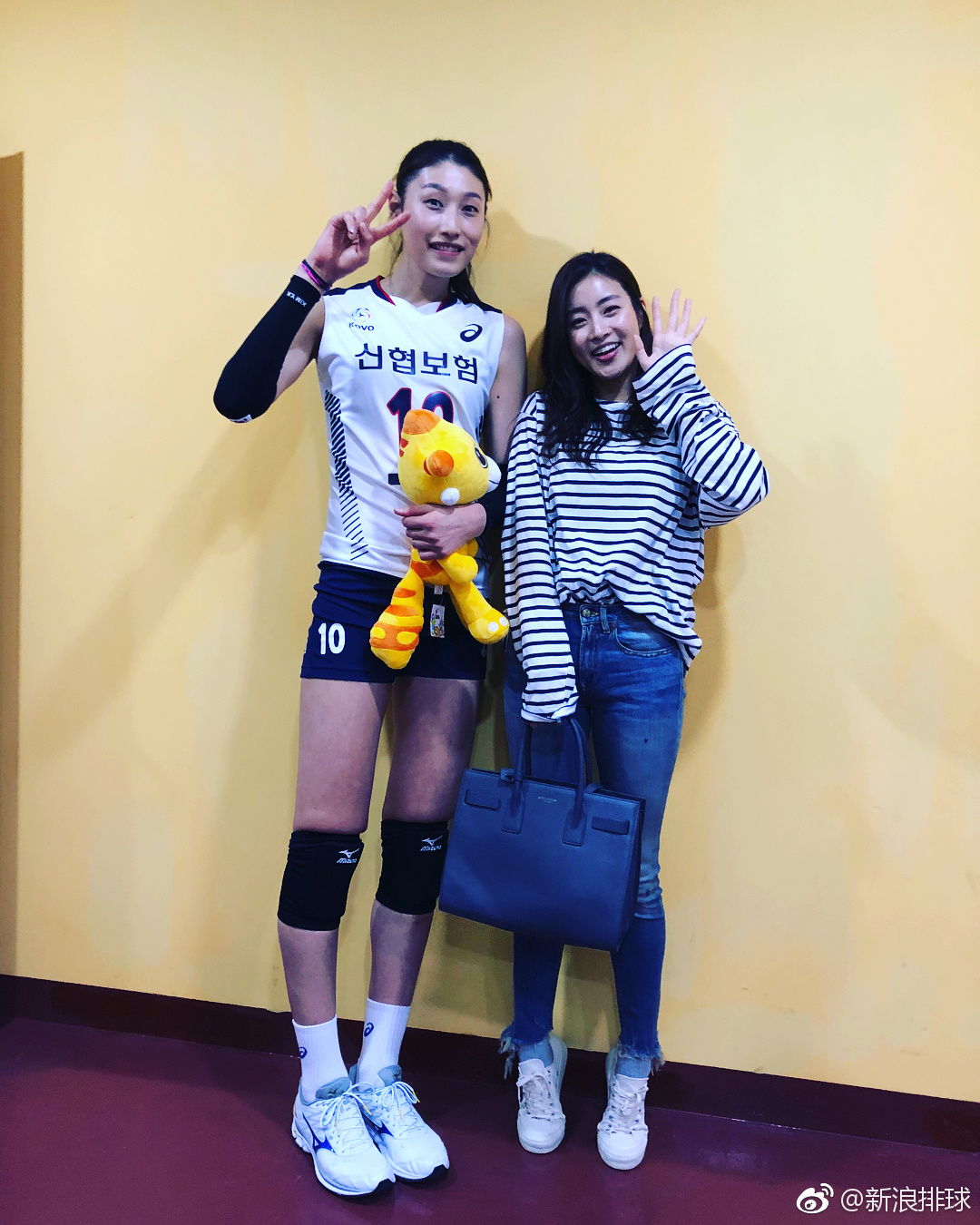 金软景回国参加韩泰女排对抗赛后在个人社交网站分享的图片
