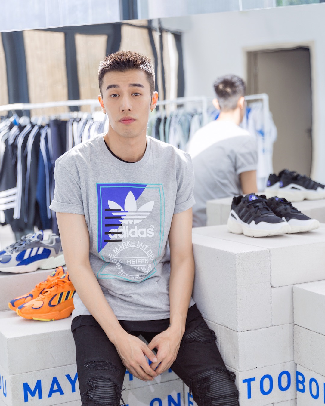 周游亮相活动 清爽有力运动风十足