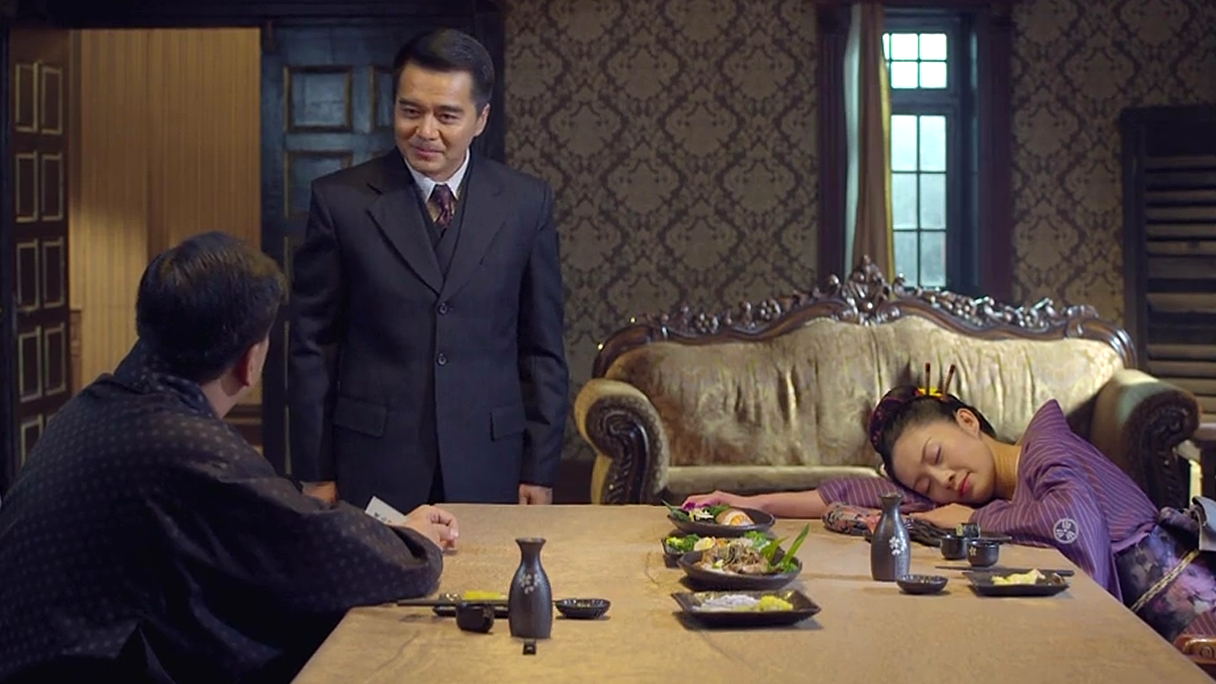 军统情报员和小鬼子军官喝酒,没想到中途假装喝醉酒传递情报