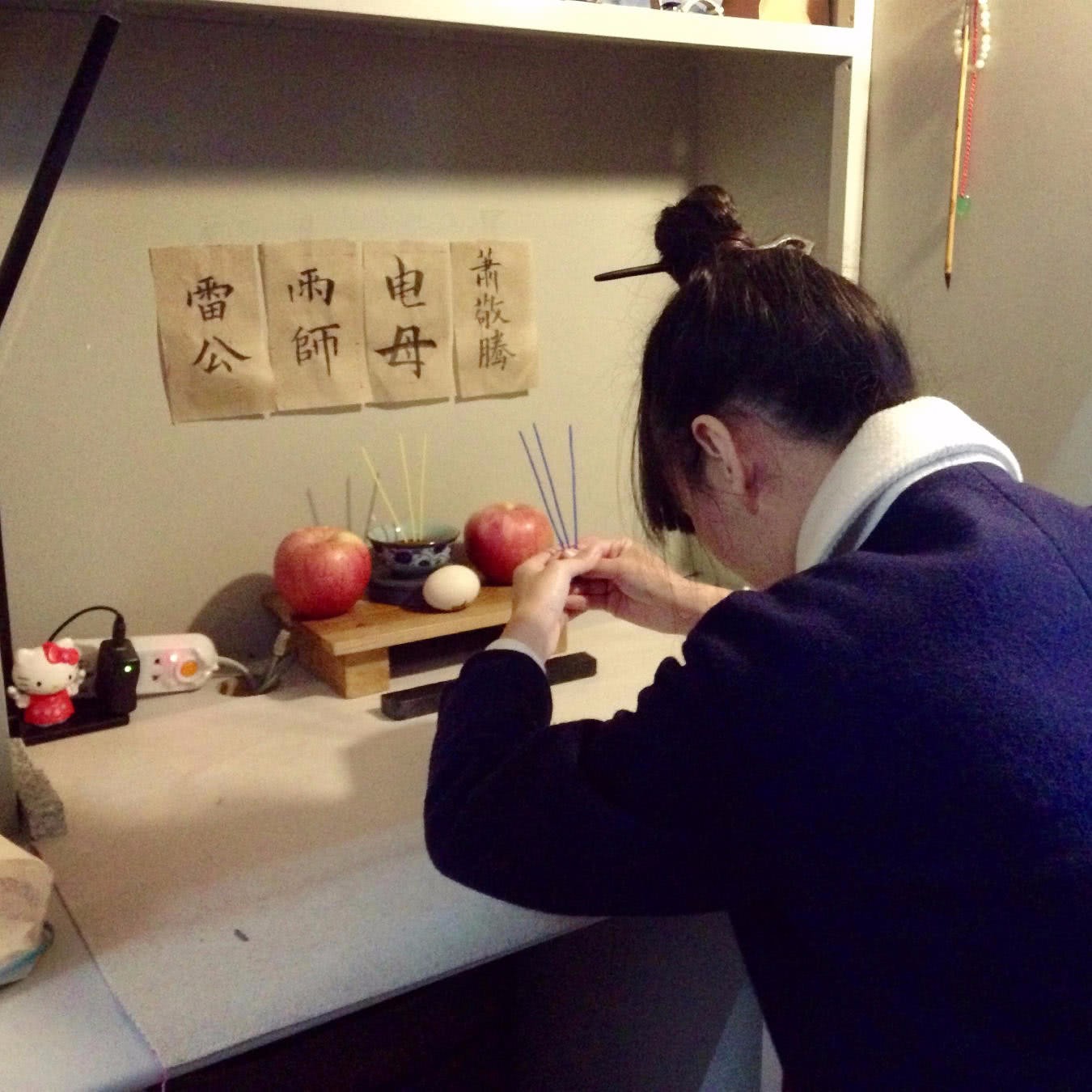 教官妙用各种道具,学生千方百计求雨,盘点大学军训师