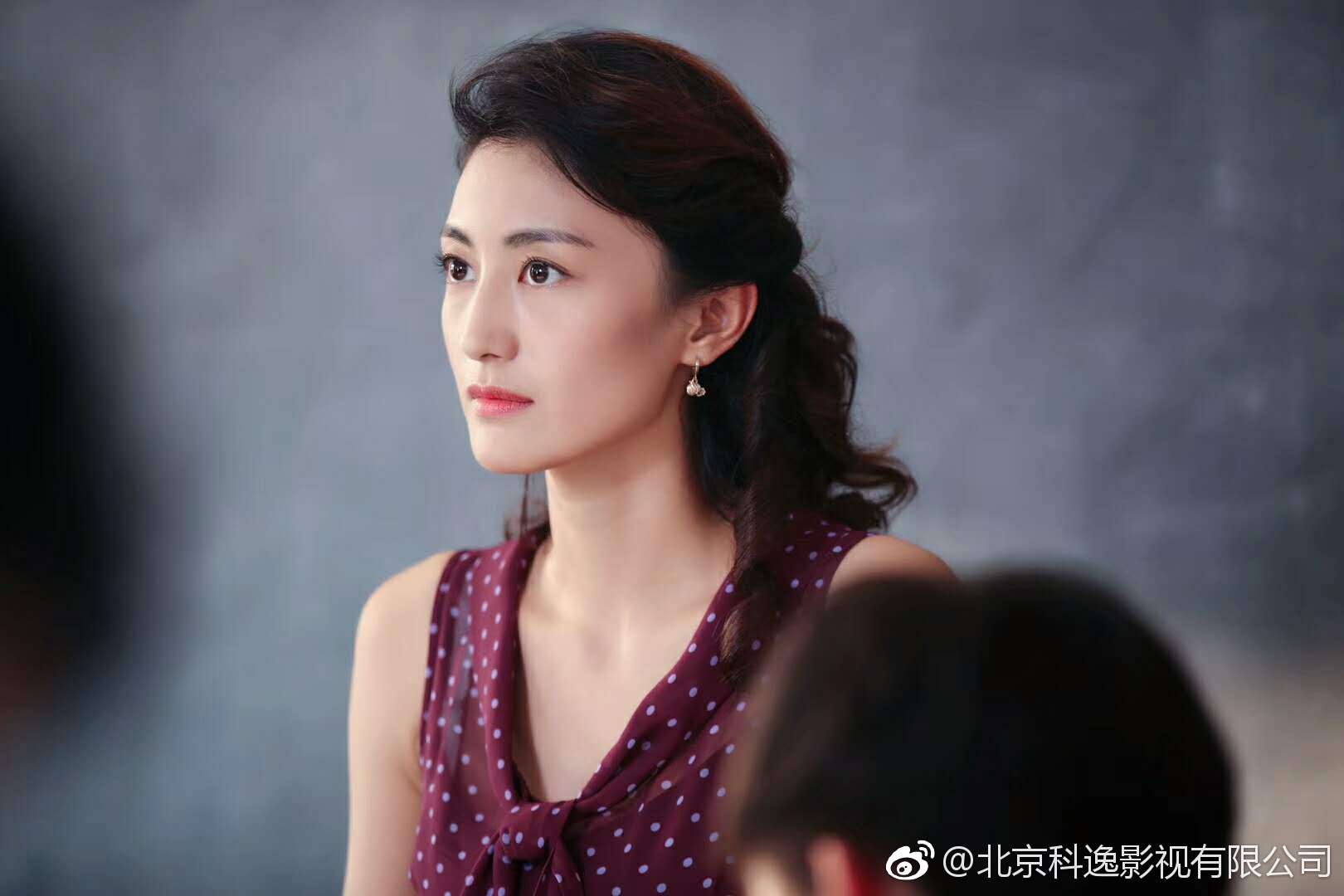 不甘心,为什么18岁的我,就碰不到如此美丽性感的英语老师@演员-贾小双