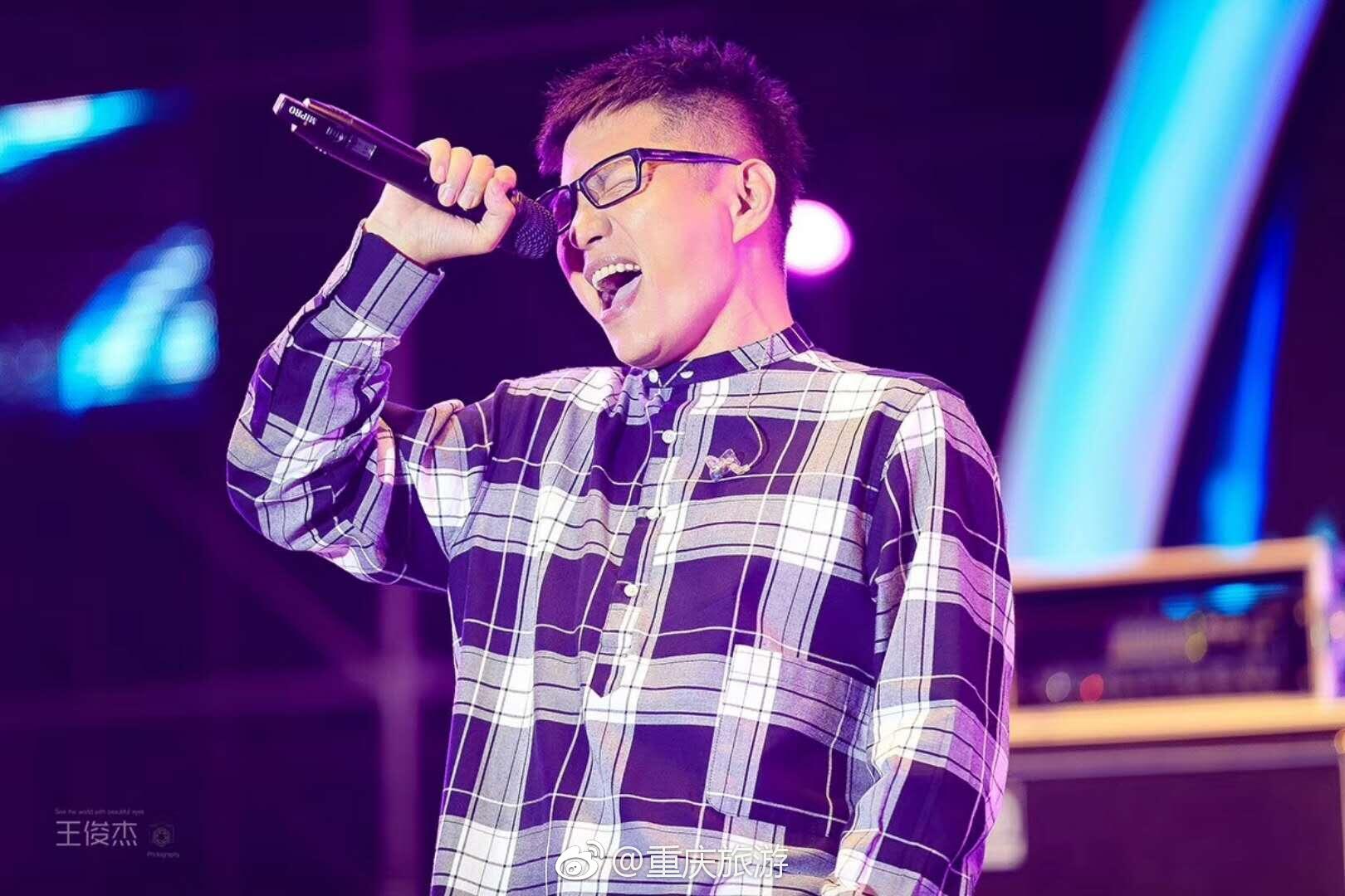 著名歌手石头唱响仙女山 引2万歌迷围观_新浪看点