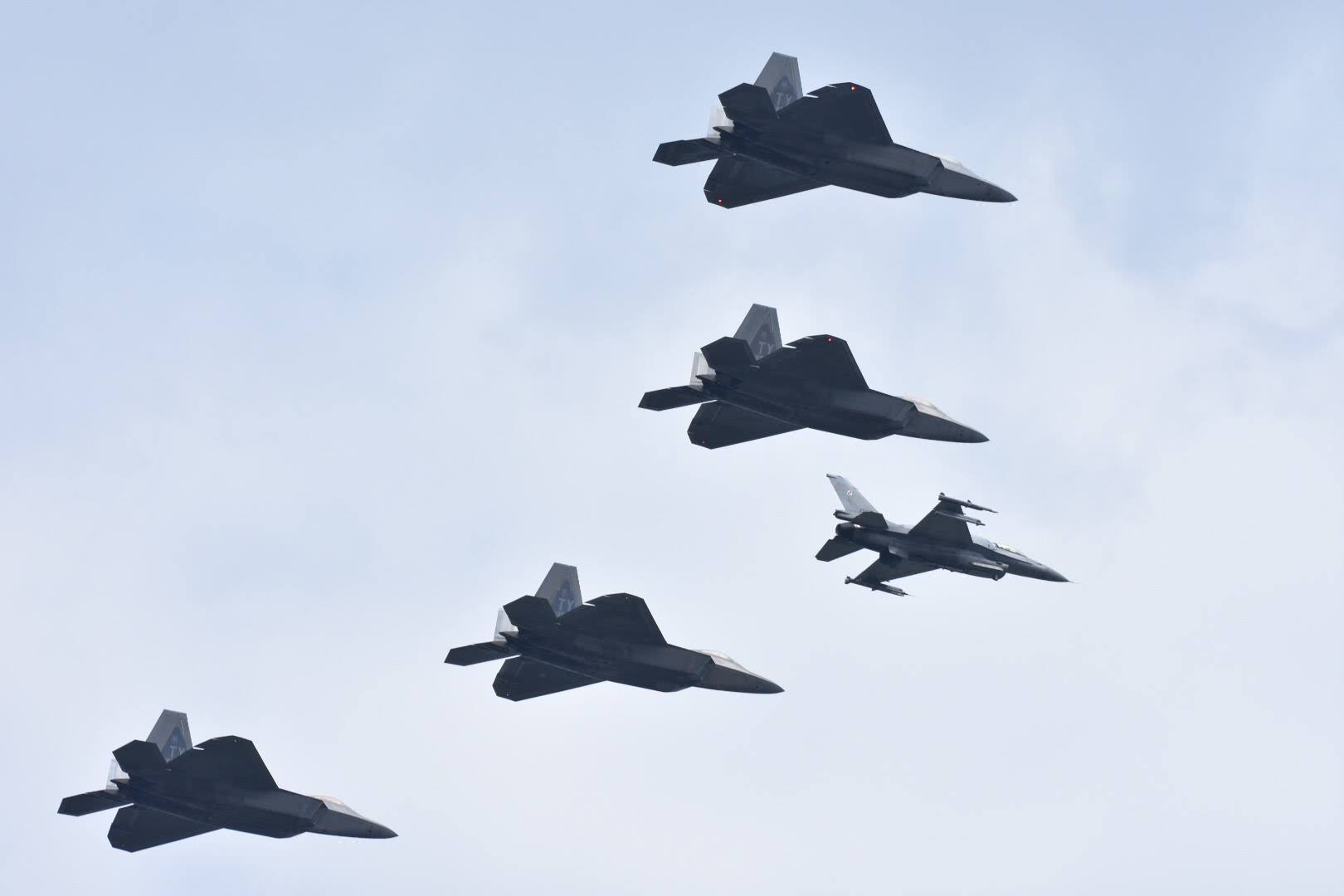 这牛皮可以吹一辈子,波兰一架三代机成4架f22的长机