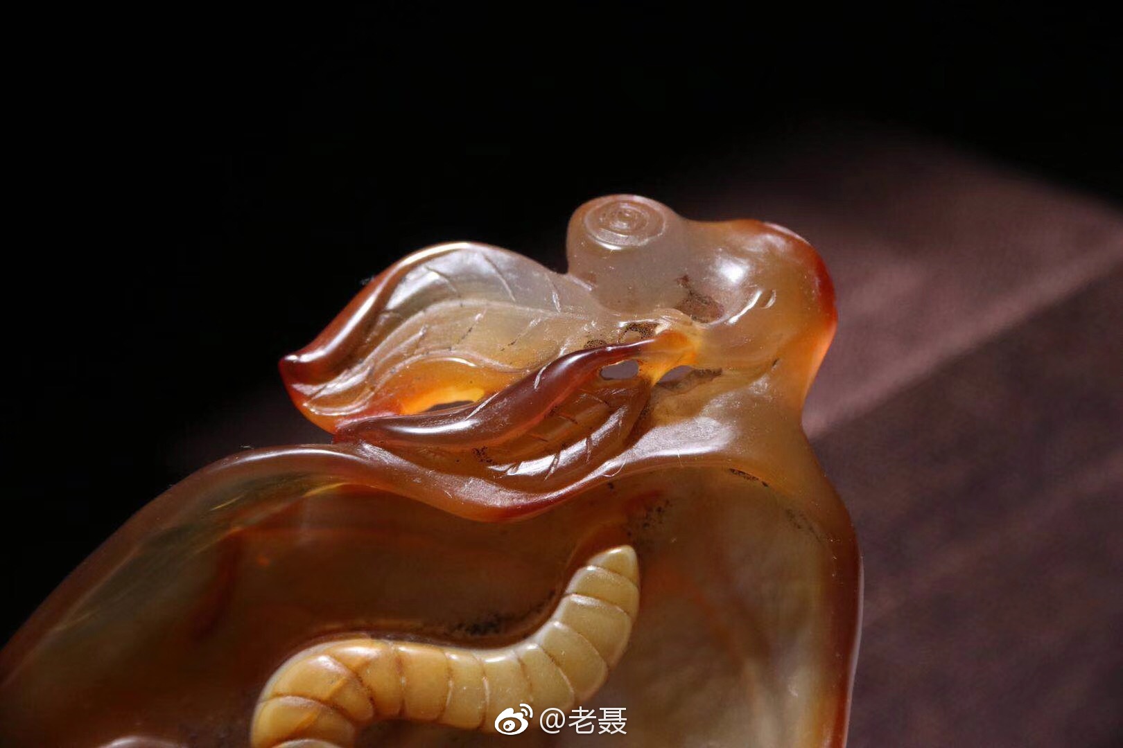 清代玛瑙笔洗,料子上乘呈叶状,俏色巧雕.上俏色巧雕虫子