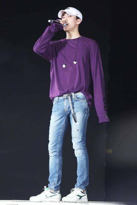 吴世勋穿紫色衣服真的特别好看,简直是行走的画报!