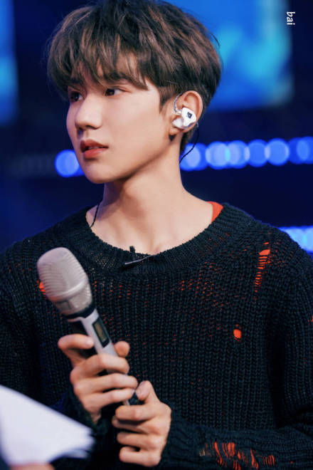 王源启程戛纳电影节之旅单曲因为遇见你2018版获冠军