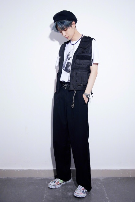 《创造101》导师王一博再换造型,网友:求他出个眼妆教程