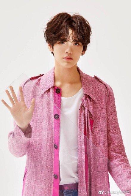 毕雯珺生日李希侃后援会送生日贺图被粉丝称为遗照