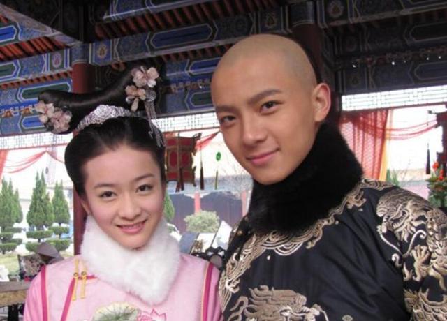 而董鄂宛宁在天灯祈福时结识静儿与福临,由于董鄂宛宁一直被她阿玛的