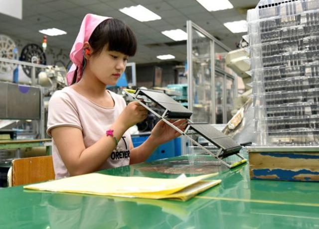 电子厂打工妹亲述:下班后她们喜欢做些什么,难怪会一直打工