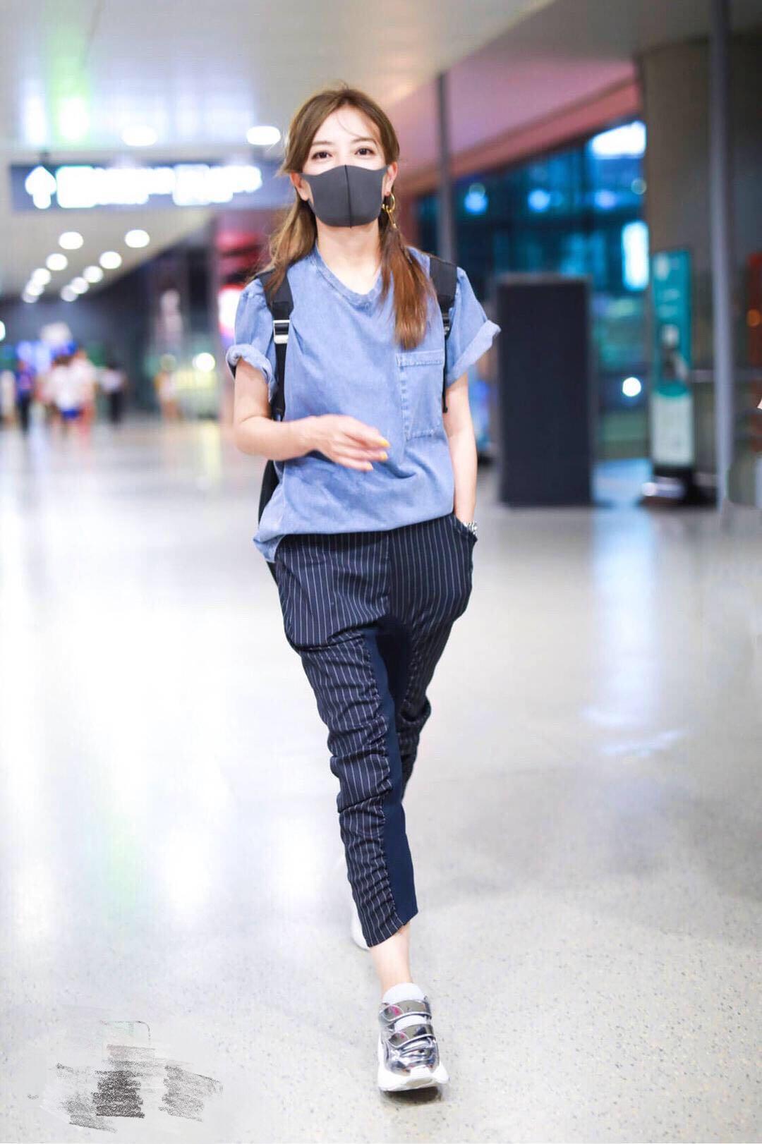 42岁的赵薇瘦下来罕见出现少女感,网友:又见活泼的小燕子