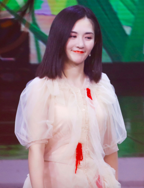 生下双胞胎女儿的谢娜重返《快乐大本营》录制节目,和何炅,李维嘉