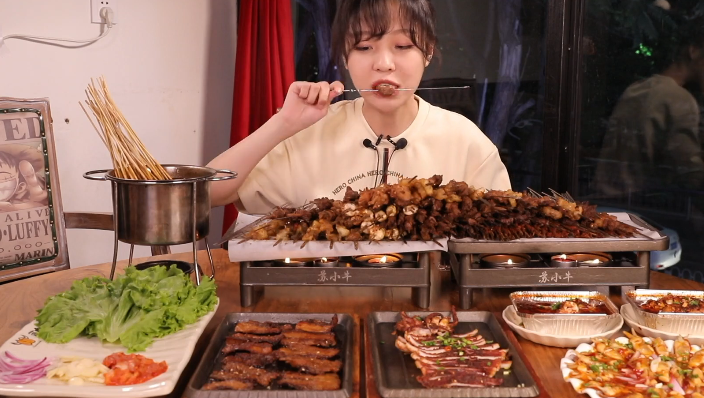 大胃王mini吃250串烧烤,不够再加脑花,蛏子,鱿鱼,五花肉!