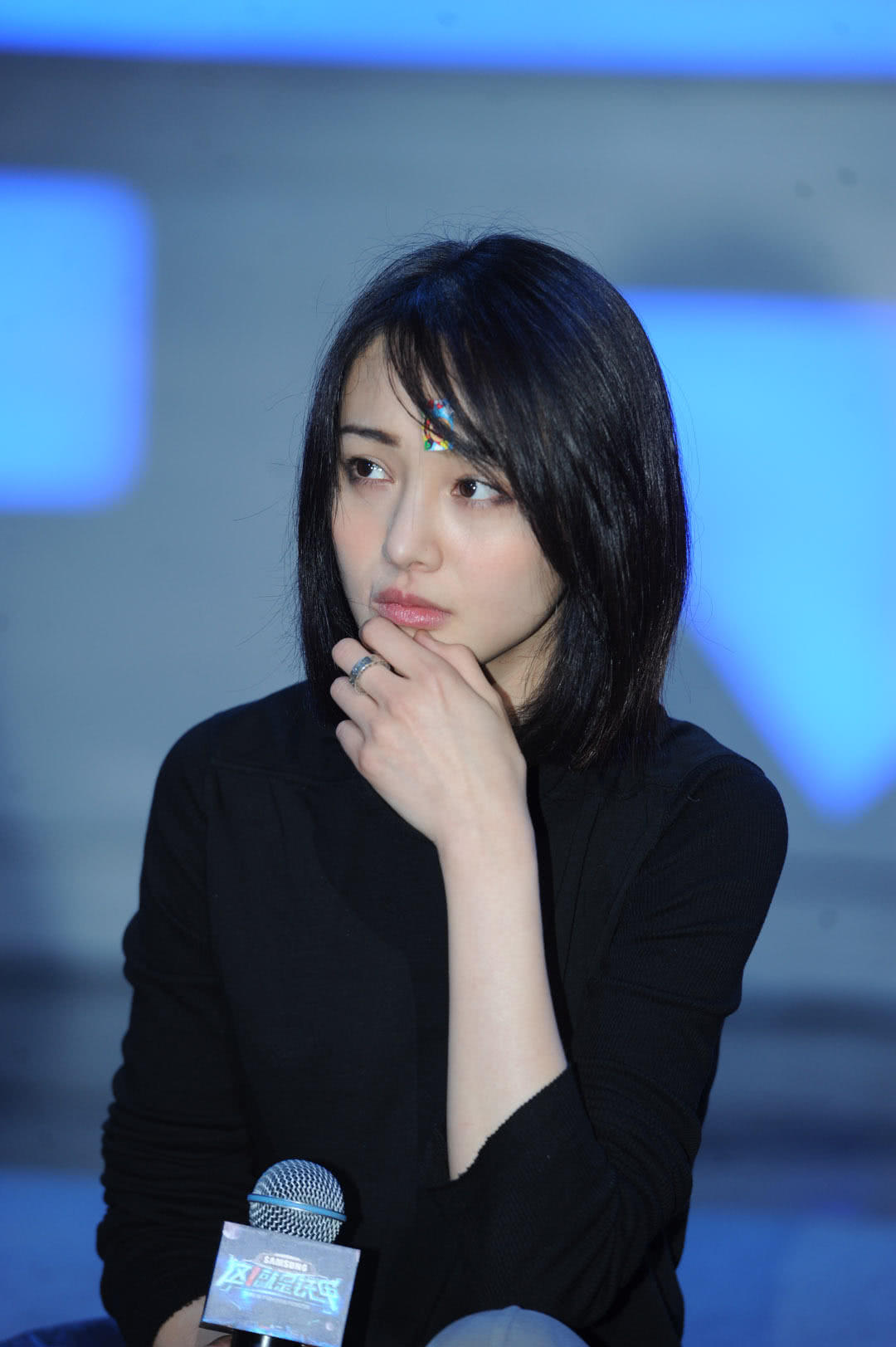 郑爽又受伤!出席活动额头贴创可贴,原因大跌眼镜!