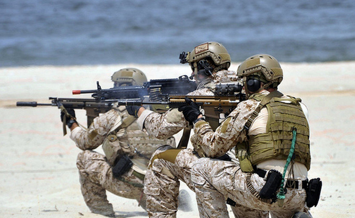 解放军特种兵试穿新装具!外形洋气,更加适合实战