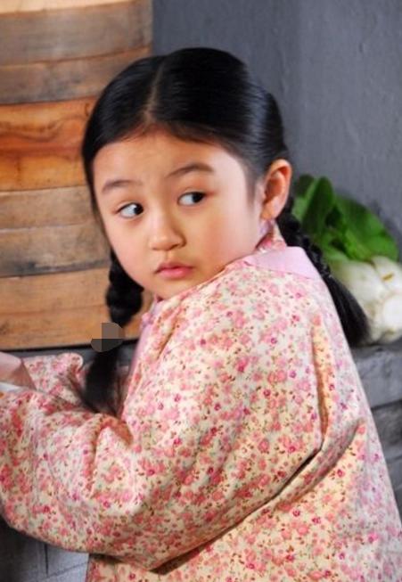 就出道了,她参演的第一部作品是《梦想乐园》在里面饰演的是小丑鱼