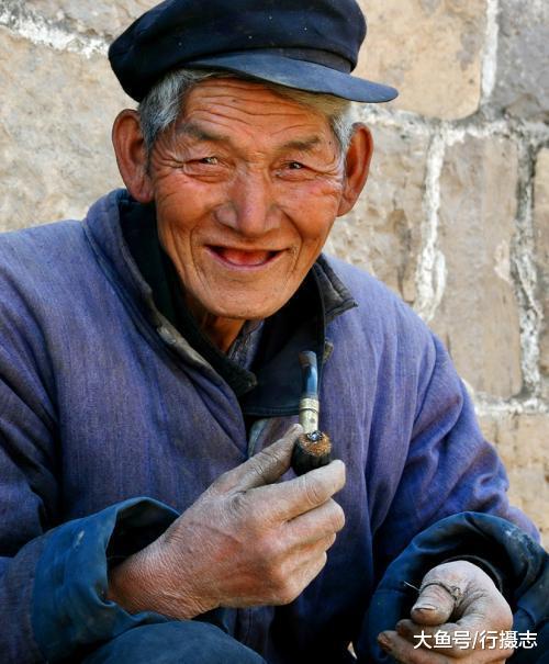实拍笑对人生的中国老人有的年近百岁还在辛勤劳作