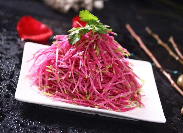 食材心里美萝卜300g,白糖1大勺,米醋1小勺,橄榄油1小勺,白芝麻少许.